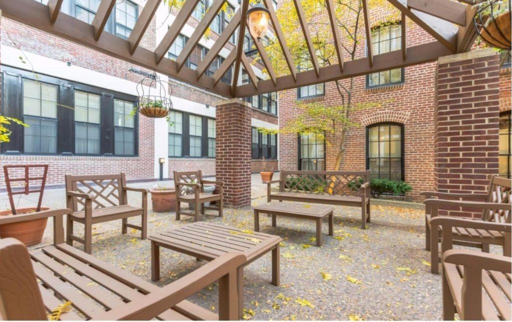 Bridgeview Place Condo Courtyard
